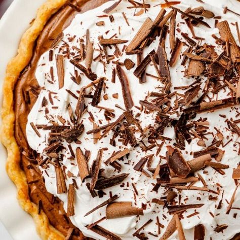 Fast, easy and oh so chocolately, this Chocolate Pie recipe will make you forget the rest! Topped with whipped cream and chocolate shavings. Easy Chocolate Pie Recipe, Easy Chocolate Pie, Chocolate Pie Recipe, Flourless Chocolate Cake Recipe, French Silk Pie, Silk Pie, Best Chocolate Desserts, Chocolate Pie Recipes, Easy Chocolate Desserts