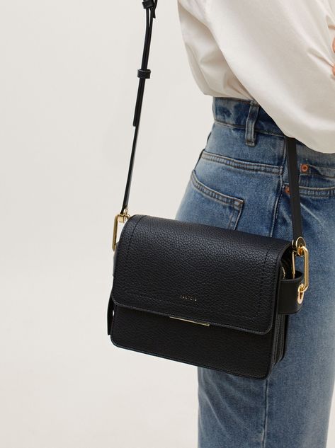 Crossbody Bag With Front Flap Fastening, Black Black Leather Crossbody Purse, Small Black Shoulder Purse, Black Purse Crossbody Casual, Black Cross Body Purse, Designer Black Cross Body Bag, Cute Purses Crossbody Casual, Simple Black Purse, Crossbody Black Bag, Side Purse For Women