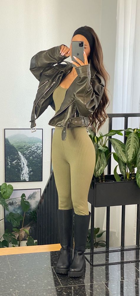 Daisy Wolanski, Green Jumpsuit Outfit, Zara Biker Jacket, Biker Jacket Outfit, Ootd Autumn, Winter Mode Outfits, Ribbed Jumpsuit, Outfit Links, Y2k Winter