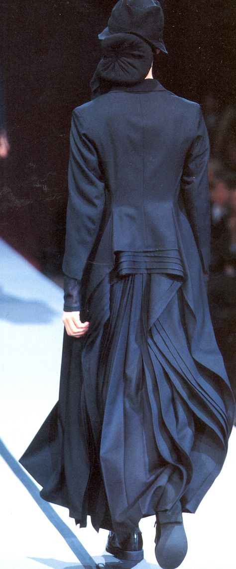 wildside — archivings: Yohji Yamamoto Fall/Winter 1995 Yoji Yamamoto, Japanese Fashion Designers, Michael Cinco, 일본 패션, Rei Kawakubo, Yohji Yamamoto, Dark Fashion, Japanese Fashion, Fashion Details