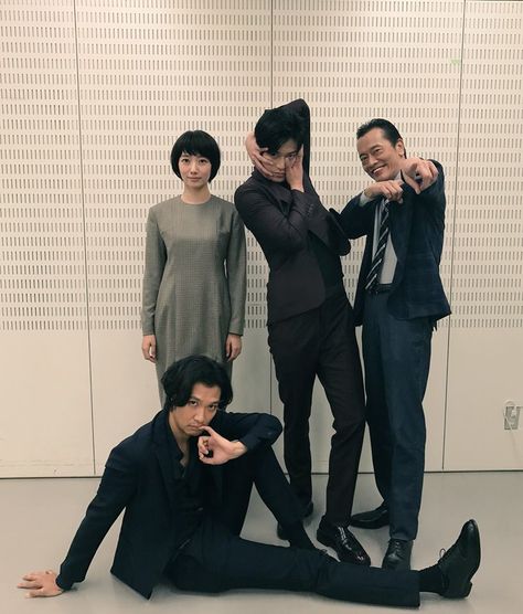 People Posing, Shun Oguri, Group Photo Poses, Piskel Art, Lovers Pics, Male Pose Reference, Funny Poses, Group Poses, Studio Photography Poses