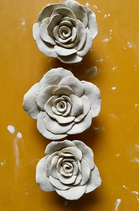 Ceramic Roses Clay, Rose Ceramic Flower, Rose Sculpture Clay, Clay Flower Sculpture, Clay Art Flowers Ideas, Rose Clay Art, Flower Clay Art, Ceramic Bouquet, Rose Ceramics