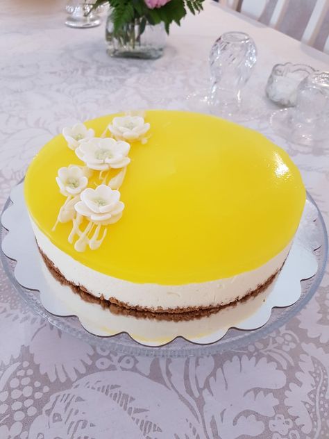 Lemon cheesecake. This is my favourite taste, fresh and light. This also made for daughters birthdayparty. Lemon Cheesecake Decoration, Cheesecake Decoration, Lemon Cheesecake, Birthday Idea, My Favourite, Birthday Parties, Cheesecake, Lemon, Baby Shower