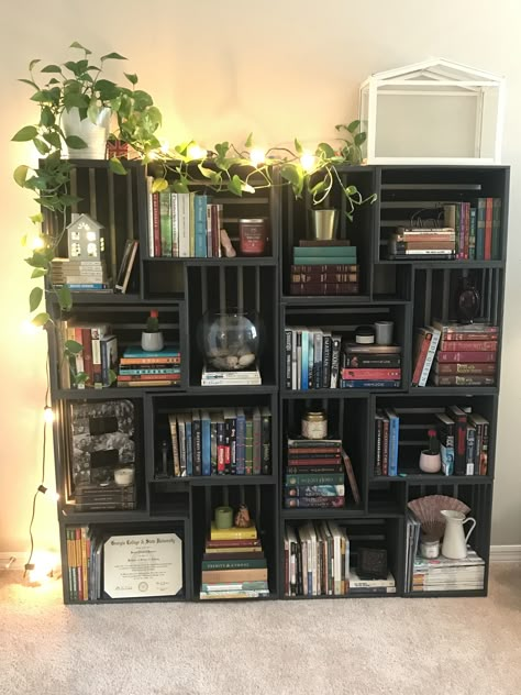 Apartment Bookcase Ideas, Renter Friendly Bookshelf, Unique Book Storage Ideas, Small Space Bookshelf Ideas, Book Case Diy Ideas, Diy Small Bookshelf, Cool Bookshelf Ideas, Book Shelf Ideas Aesthetic, Wood Crate Bookshelf