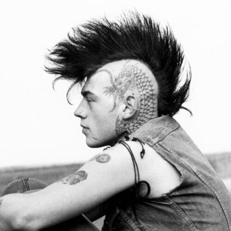 Messy Mohawk Punk Hairstyles for Guys #PunkHairstylesforMen Post Punk Hair, Punk Guy, Punk Mohawk, Punk Tattoos, Mohawk For Men, Mohawk Hair, Hairstyles For Guys, Punk Hairstyles, Punk Subculture