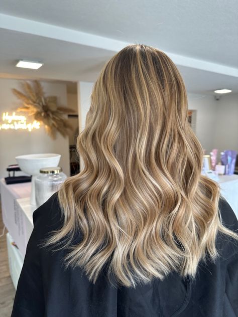 Balayage blonde Golden Hair Balayage, Warm Blonde Balayage On Brown Hair, Balayage Blond Beige, Dimensional Warm Blonde, Homey Blonde, Warm Golden Blonde Balayage, Gold Blonde Balayage, Mousy Blonde Hair, Vanilla Balayage