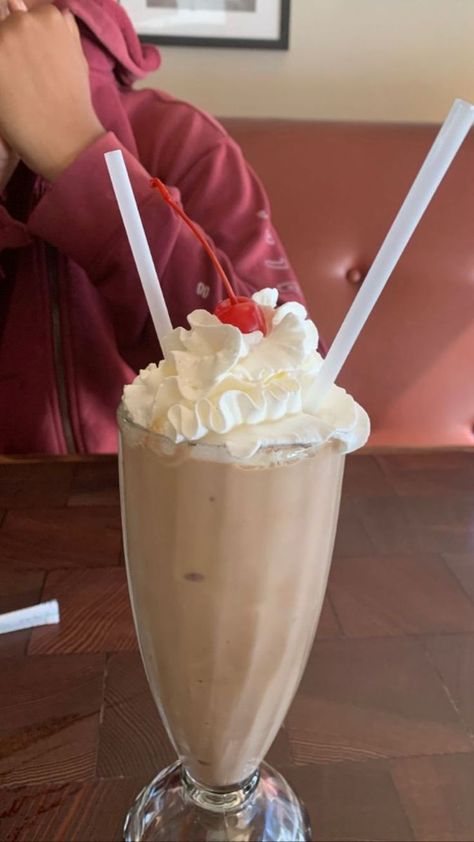 Sharing Milkshake Aesthetic, Diner Milkshake Aesthetic, Milkshake Date Aesthetic, Diner Date Aesthetic, Couple Milkshake, Chocolate Milkshake Aesthetic, Shakes Aesthetic, Milkshakes Aesthetic, Ice Cream Date Aesthetic