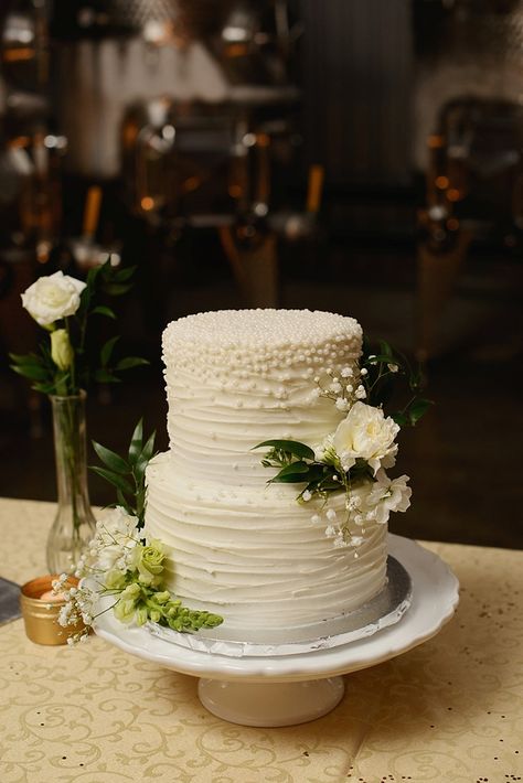 White Wedding Cake With Pearls And Flowers, Rustic Pearl Wedding Cake, Pearl And Flower Wedding Cake, Pearls Wedding Cake, Wedding Cake Pearls And Flowers, Vanilla Wedding Cake, Wedding Cake 2024 Trends, Civil Wedding Cake, Pearl Wedding Cakes