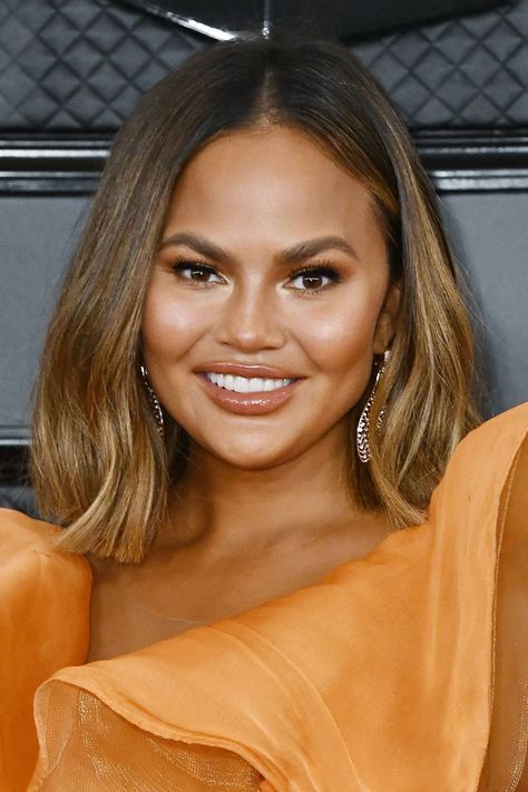 Christy Teigen Hair, Chrissy Teigen Hair Color, 90s Prom Hair, Chrissy Teagan, Chrissy Teigen Hair, Chrissy Teigen Hair Bangs, Chrissy Teigen Modeling, 90s Prom, Blue Eye Shadow