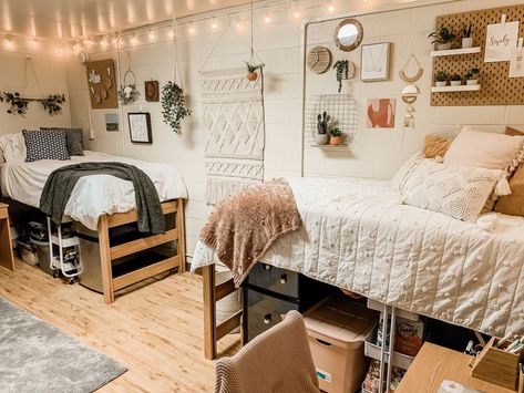 Simple Boho Dorm Room, Brown Themed Dorm Room, Country Dorm Room Ideas, Boho College Dorm, Minimalist Dorm Room, Dorm Vibes, Dorm Room Ideas For Girls, Dorm Room Decorations, College Bedroom Decor