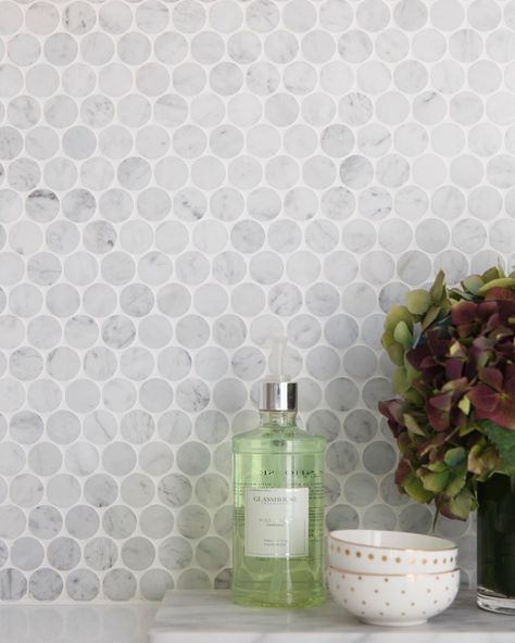 Beaumont Tiles on Instagram: “Penny rounds make the perfect tile because they let you play with textures, tones, sizes and finishes in a way that's as bold or subtle as…” Carrara Penny Round Bathroom, Penny Round Tile Kitchen Backsplash, Subway And Penny Tile Bathroom, Round Tiles Bathroom, Marble Penny Tile Bathroom, Bathroom Splashback Ideas, Penny Round Backsplash Kitchen, Montreal Townhouse, Penny Tile Kitchen Backsplash