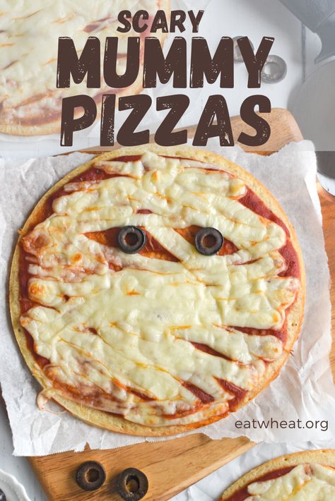 Halloween Dinners Easy, Mummy Pizza Halloween, Halloween Shaped Pizza, Halloween Mat, Spooky Pizza Ideas, Halloween Food Savory, Halloween Pizzas, Spooky Pizza, Halloween Dinner Ideas Families