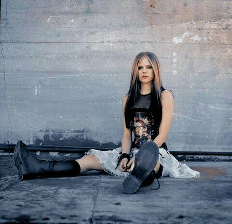 Princess Punk Aesthetic, Avril Lavingne, 2000s Pop, Avril Lavigne Photos, Emo Princess, Punk Aesthetic, Under My Skin, Punk Emo, Avril Lavigne