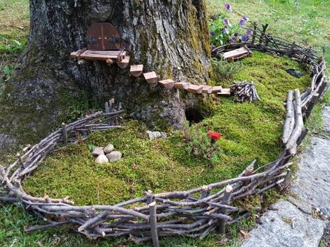 Diy Chipmunk House, Chipmunk House Diy, Chipmunk House, Fairy Things, Garden Magic, Diy Miniatures, Tree People, Fairy Garden Designs, Fairy Tree