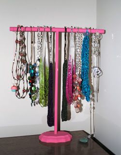 DIY Necklace Stand – Fashion meets Food Diy Necklace Stand, Diy Necklace Easy, Diy Jewelry Stand, Diy Necklace Holder, Diy Necklace Display, Necklaces Simple, Vintage Engagement Rings Art Deco, Diy Necklaces, Diy Jewelry Holder