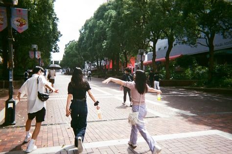 Aesthetic Summer Friends, Film Camera Photography, Japan Summer, Japan Aesthetic, Summer Friends, Cinematic Photography, Pretty Photos, Aesthetic Summer, Slice Of Life