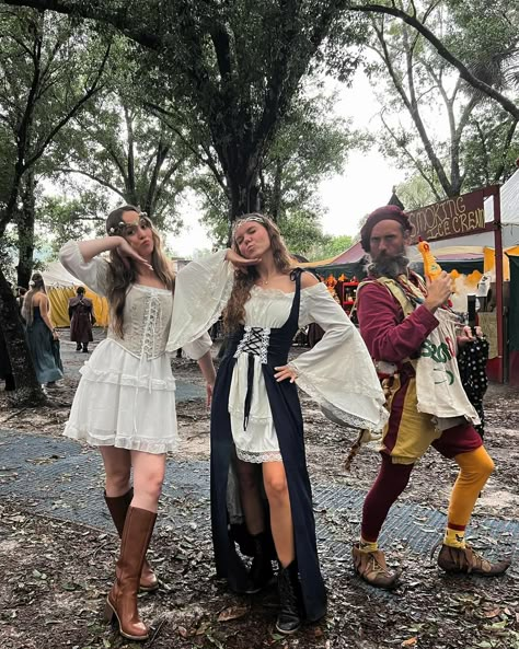 me 🤝🏼 renaissance festivals Rennaisance Fair Outfits, Renesance Fair Outfits, Renisance Festival Outfit, Ren Fair Outfits, Ren Faire Outfit Ideas, Renfaire Inspiration, Renn Faire Outfit, Renfaire Outfit, Folk Outfit