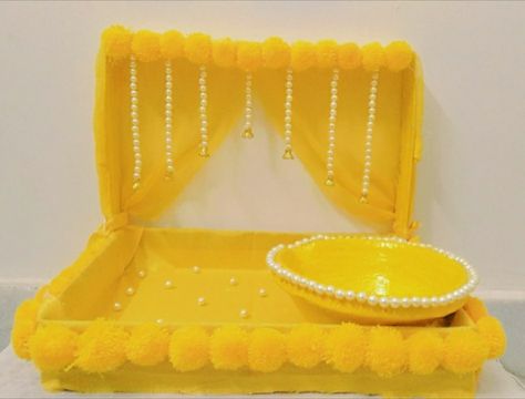 Resin Haldi Platter, Haldi Thali Decoration Ideas For Muslims, Mehandi Platter, Haldi Background, Haldi Tray, Haldi Platter, Easy Indian Sweet Recipes, Bridal Umbrella, Engagement Ring Platter