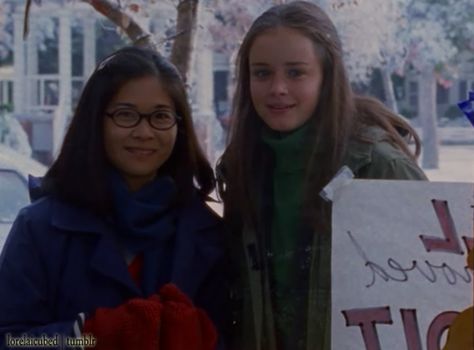 Gilmore Girls - Keiko Agena and Alexis Bledel Gilmore Girls Lane, Gilmore Girls Cast, Lane Kim, Gilmore Girls Seasons, Happy Galentines Day, Best Love Stories, Lorelai Gilmore, Rory Gilmore, Love Stories