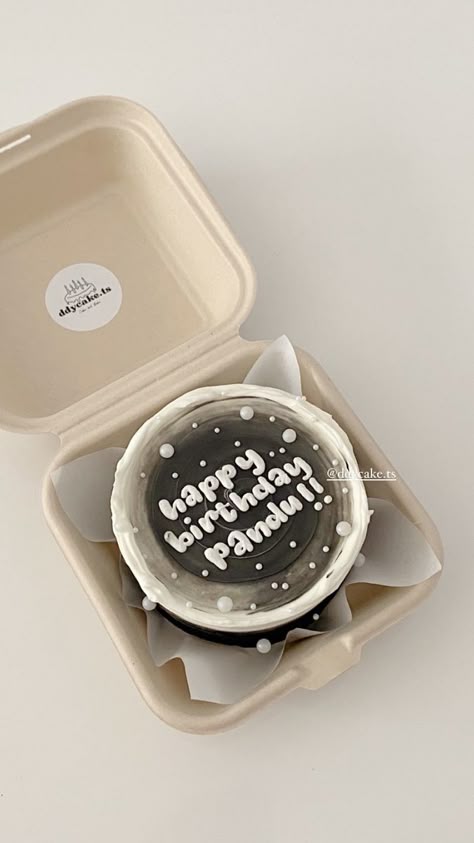 Kue Ultah Mini Aesthetic, Black Bento Cake Design For Boyfriend, Cake Mini Aesthetic, Bento Cake Aesthetic Simple, Bento Cakes Aesthetic, Cake Cowo, Kue Bento Cake Aesthetic, Cake Bento Aesthetic, Cake Birthday Aesthetic Boy