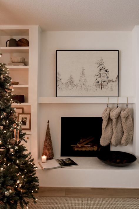 Neutral Christmas, Entertainment Wall, Christmas Decor Inspiration, Wall Units, Christmas Inspo, Fireplace Ideas, Beautiful House, Thanksgiving Decor, A Living Room