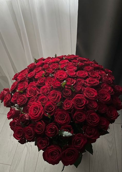 Luxury Bouquet, Dark Red Roses, Luxury Flower Bouquets, Money Flowers, Couple Ideas, Boquette Flowers, Glitter Flowers, Nothing But Flowers, Flower Therapy