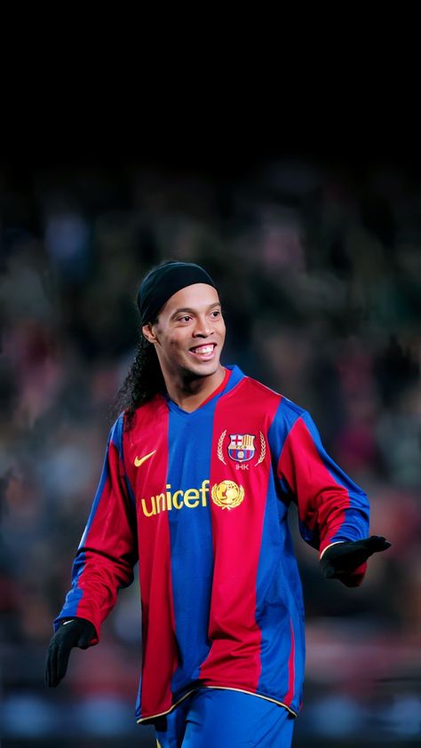 #ronaldinho Ronaldinho Skills, Ronaldinho Wallpapers, Fc Barcelona Players, Soccer Drawing, Football Players Photos, F1 Lewis Hamilton, Barcelona Players, Football Images, Leo Messi