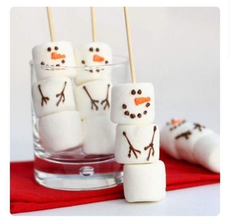 Marshmallow Snowman, Edible Crafts, Hot Chocolate Bars, Xmas Food, Christmas Party Food, Christmas Snacks, Christmas Cooking, Christmas Goodies, Holiday Treats