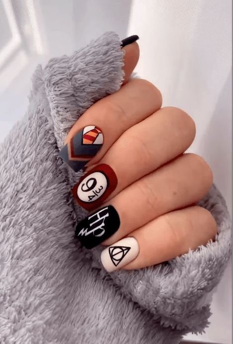 Gel Nails Harry Potter, Nail Art Designs Harry Potter, Harry Potter Nails Designs Easy, Harry Potter Nail Art Easy, Harry Potter Nails Short, Harry Potter Gel Nails, Harry Potter Acrylic Nails, Harry Potter Nails Gryffindor, Harry Potter Nail Designs