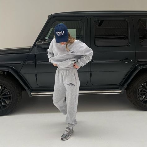 sport luxe en Instagram: “hopped out the G” Go-dry Full Length Sportswear Leggings, Grey Tracksuit, Hoodies Aesthetic, Tracksuit Outfit, Luxury Sportswear, Aesthetic Hoodie, Joggers Outfit, Grey Joggers, Sports Luxe