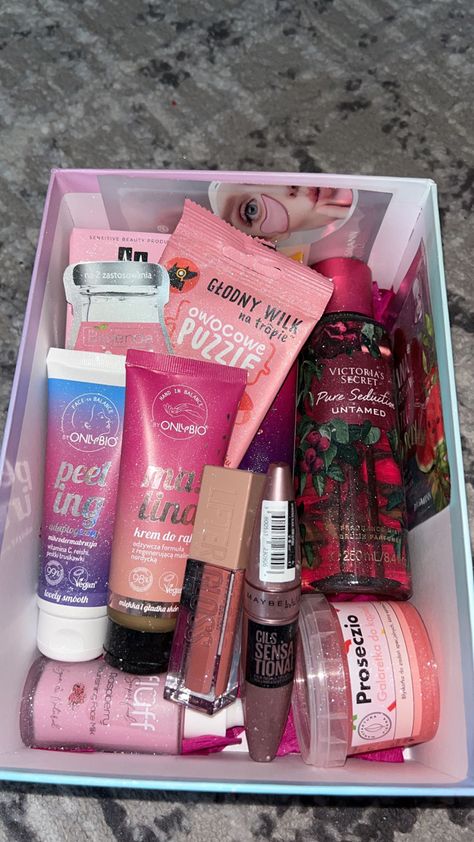 Selfcare Box Ideas, Skin Care Gift Box Ideas, Makeup Gift Box, Girly Christmas Gifts, Gift Box Ideas, Cute Gifts For Friends, Easy Love Drawings, Gift Boxes For Women, Teen Life Hacks