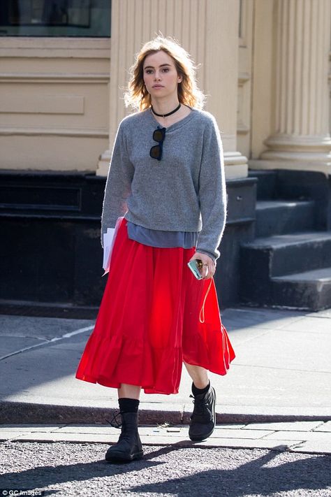 Suki Waterhouse makes a statement in red skirt in New York | Daily Mail Online Red Skirts Outfits, Red Skirt Outfit Fall, How To Style Red Skirt, Red Skirt Outfit Ideas, Long Red Skirt Outfit, Red Maxi Skirt Outfit, Red Midi Skirt Outfit, Red Skirt Outfit, Cowgirl Core