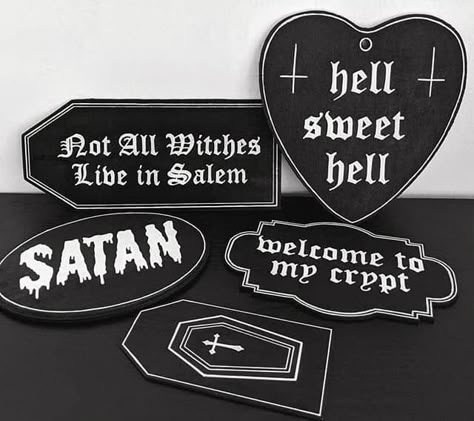 Tvd Inspired Room, Diy Goth Decor Crafts, Diy Goth Room Decor, Gothic Bedroom Ideas Diy, Goth Signs, Gothic Signs, Goth Office Decor, Goth Home Decor Diy, Goth Home Diy