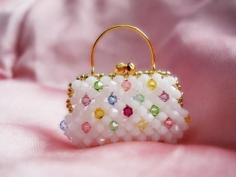 Quirky Crochet, Tiny Purses, Lv Handbag, Accessoires Barbie, Beaded Crafts, Beaded Handbag, Bag Charms, Handbag Charms, Lv Handbags