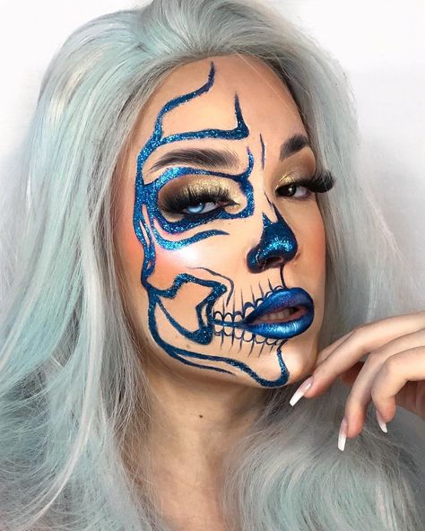 Makeup Halloween Ideas Creative, Blue Halloween Makeup, Half Skeleton Makeup, Half Skull Makeup, Best Halloween Makeup, Beautiful Halloween Makeup, Halloween Glam, Artsy Makeup, Holloween Makeup