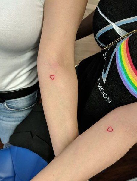 25 Heart Tattoos You Will Instantly Fall In Love With - The Trend Spotter Maching Tattoos, Red Heart Tattoos, Tato Minimal, Tiny Heart Tattoos, Small Heart Tattoos, Mom Tattoo, Tattoo Heart, Shape Tattoo, Muster Tattoos