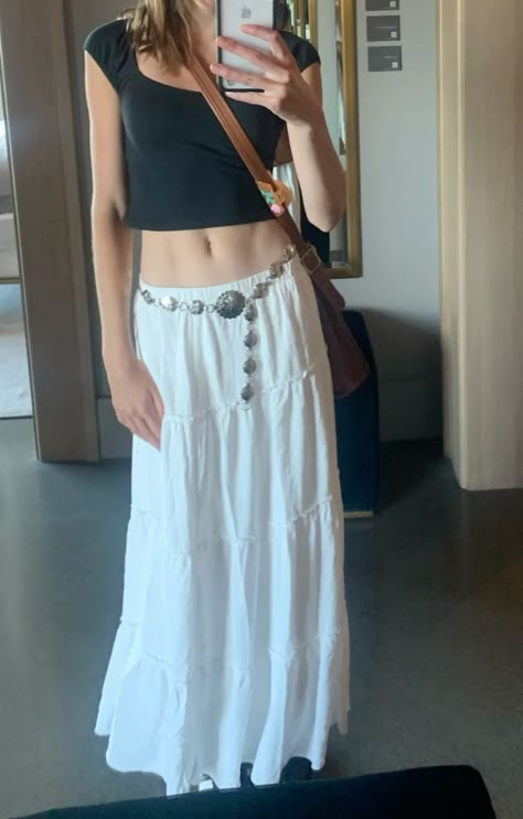 Summer Flowy Skirt, Flowy Skirt Outfit Aesthetic, Brandy White Skirt, White Brandy Skirt Outfit, Outfits With Waist Chain, Brandy Melville White Skirt, Flowy Concert Outfit, White Skirt Outfit Long, 90s Skirt Outfits Long