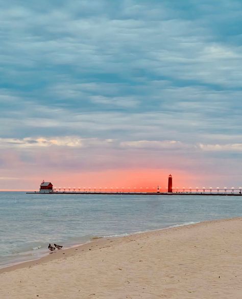 Celebrate Father's Day in style by spending time with Dad and enjoying a stunning Lake Michigan sunset at Grand Haven State Park. 🤗☀⁠ ⁠ #dadappreciation #sundownspectacle #lighthouselovers ⁠ ⁠ 📷: @evem02⁠ 📍: Grand Haven State Park, Grand Haven, MI⁠ 🔗: See our website to organize your excursion now! Michigan Aesthetic, Michigan Sunset, Grand Haven Michigan, Manifesting Vision Board, Grand Haven, Lake Michigan, Art Class, Recipes Easy, State Park