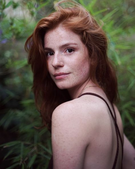 Ginny Weasley Aesthetic, Luca Hollestelle, Looking Over Shoulder, Red Hair Freckles, Women With Freckles, Cute Ginger, I Love Redheads, Beautiful Freckles, Freckles Girl