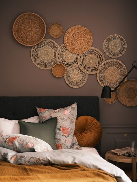 Sedge GILLSTAD and other wall decorations on a wall by a bed with light grey-green, floral-pattern NÄSSELKLOCKA bed linen. Patterned Duvet, Ikea Catalog, Over The Bed, Furniture Catalog, Trendy Home, New Wall, Baskets On Wall, Duvet Sets, Fun Decor