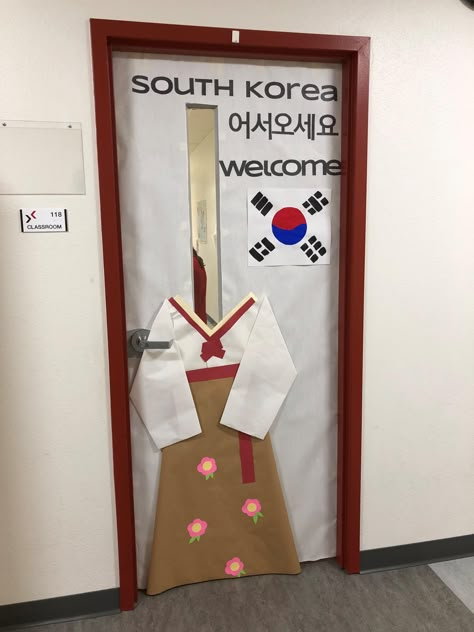 International Day 2017: Celebrating Cultures From Around the World South Korea Classroom Decoration, International Day Ideas Schools, Cultural Day Decoration Ideas, Korean Festival Decorations, International Day Decoration At School, Cultural Day At School Ideas, Culture Day At School Ideas, Multicultural Fair, Korean Festival