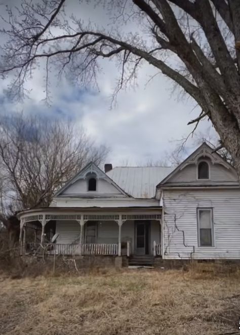 Appalachian Architecture, Old Building Photography, Appalachian Gothic, Wip Aesthetic, English Film, Creepy Old Houses, Haunted Locations, Old Abandoned Buildings, Abandoned Homes