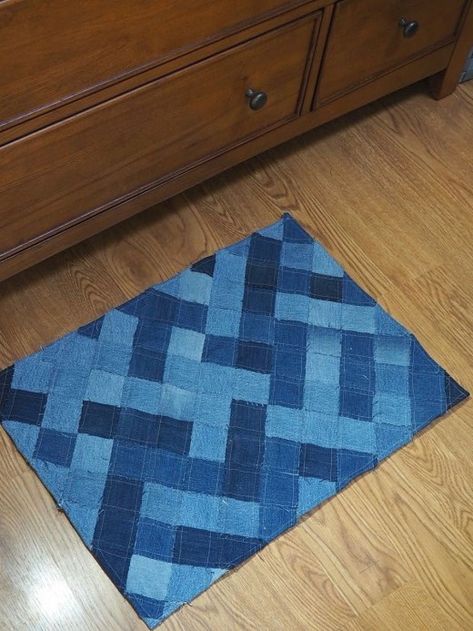 Tutorial for this unique throw rug made out of recycled denim blue jeans. Patchwork Jeans Diy, Blue Jean Rug, Denim Rag Rugs, Denim Quilt Patterns, Denim Quilts, Braided Rug Diy, Braided Rag Rugs, Denim Rug, Denim Crafts Diy