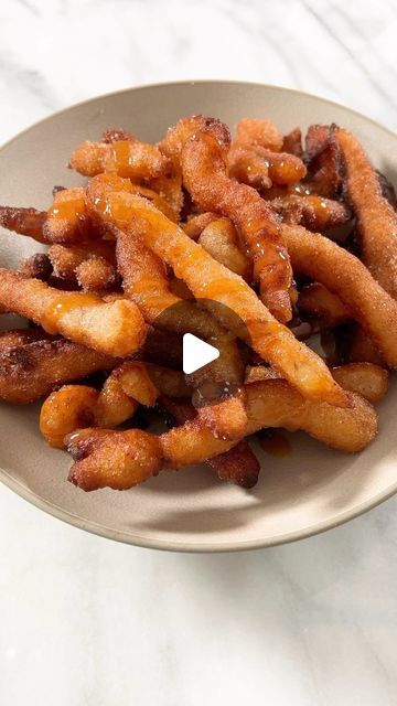 Apple Churros Recipe, Apple Pie Fries Recipe, Caramel For Dipping, Apple Pie Fries, Pie Fries, Apple Fries, Fried Apple Pies, Churros Recipe, Ziploc Bag