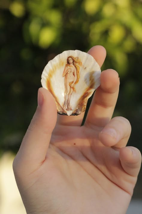 Painting On Shells, The Birth Of Venus Painting, Birth Of Venus Painting, Painting Necklace, Lady Aphrodite, Venus Painting, Venus Art, Shell Painting, Klimt Paintings