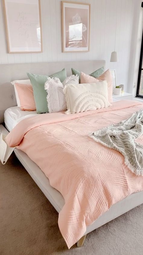 Bedroom Ideas Pink Green, Neutral And Pastel Bedroom, Light Pink Bedding Room Ideas, Sage And Pink Bedroom Ideas, Boho Bedroom Pink Accents, Cute Pastel Room Ideas, Room Ideas Green And Pink, Peach And Sage Bedroom, Peach Room Ideas