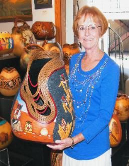 Carving Gourds, Gourd Baskets, Pineneedle Crafts, Native American Art Projects, Gourds Diy, Gorgeous Gourds, Gourd Crafts, Decorative Gourds, Hand Painted Gourds