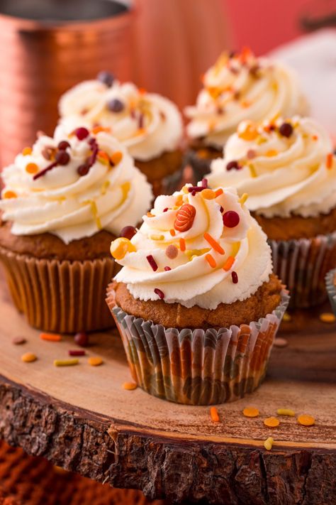 Super easy pumpkin cupcakes with cake mix, pudding mix, and lots of yummy spices! Cake Mix Cupcakes, Cheesecake Frosting, Frozen Cupcakes, Thanksgiving Snacks, No Bake Pumpkin Cheesecake, Fall Cupcakes, Spice Cake Mix, Thanksgiving Treats, Instant Pudding Mix