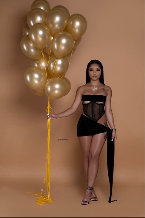 Outfit Ideas For 19th Birthday, Poses For Pictures For Birthday, Silver Metallic Photoshoot, 18th Birthday Ideas Photoshoot, Birthday 20 Photoshoot Ideas, Photoshoot Ideas 19th Birthday, 19tg Birthday Photoshoot, Photoshoot Ideas For 17th Birthday, Photoshoot With Dress Ideas