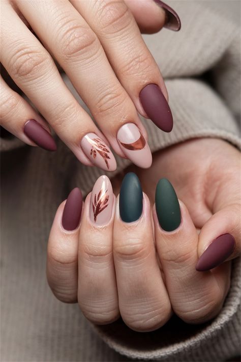 Embrace the beauty of autumn with these stunning matte fall nail ideas that bring warmth and elegance to your fingertips. Picture rich burgundy and soft taupe shades, paired with a velvety matte finish, creating a chic look that captures the essence of the season. Perfect for cozy gatherings or casual outings, these nails will elevate your fall style effortlessly. Don窶冲 miss out on this trend! Matte October Nails, Matte Taupe Nails, Matt Fall Nails, Matte Nails Winter, Nails Winter Christmas, Taupe Nails, Fall Nail Ideas, October Nails, Autumn Look